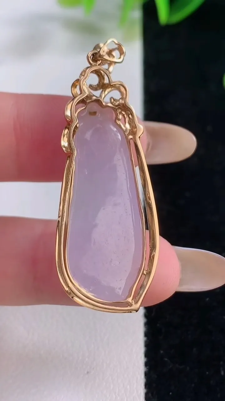 天然A货翡翠18K金紫罗兰福瓜吊坠，尺寸45.4-16.4-8.8，裸石33-13.3重量:7.26g
11月20日