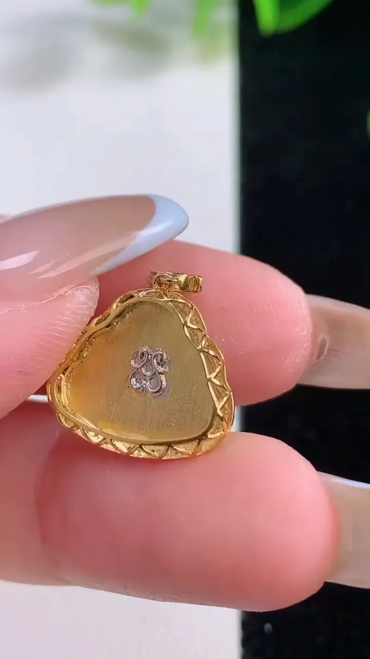 天然A货翡翠佛公吊坠，尺寸19.2-15-4.3，裸石11.6-13.6重量:1.39g
11月20日