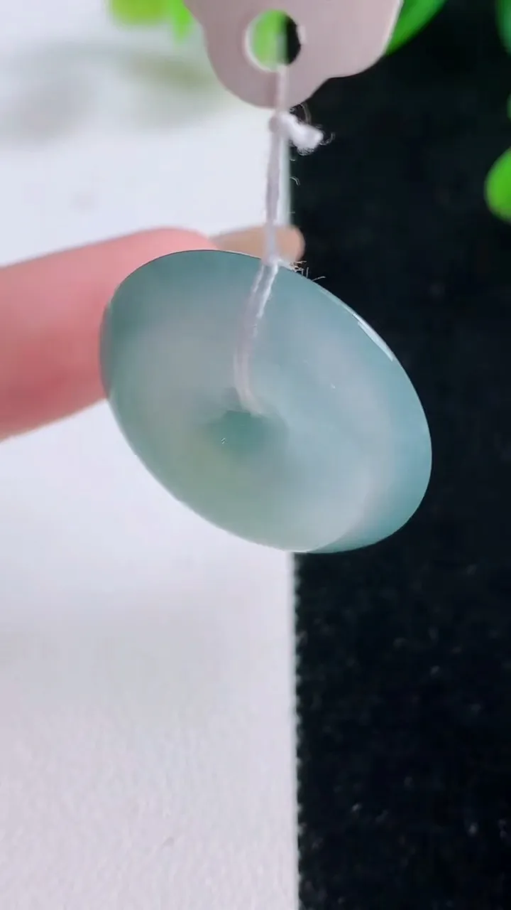 天然A货翡翠平安扣吊坠，尺寸25-6.3，重量:8.62g
11月20日