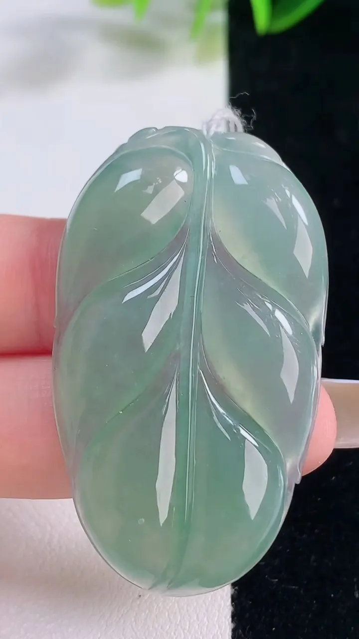 天然A货翡翠金枝玉叶叶子吊坠，尺寸48.6-28.6-5.3，重量:14.77g
11月20日