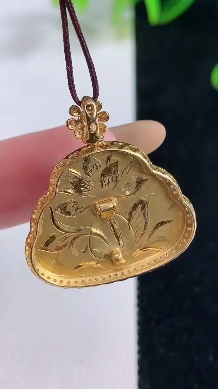 天然A货翡翠佛公吊坠，尺寸26.5-24.3-6，裸石17.8-22.4重量:5.16g
11月20日