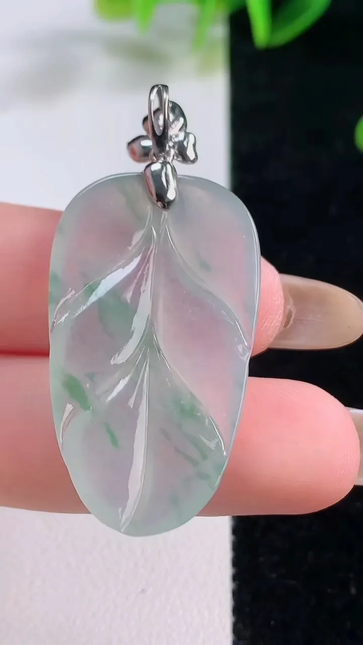 天然A货翡翠种飘花金枝玉叶 叶子吊坠，尺寸35-20-4，重量:6.46g
11月20日