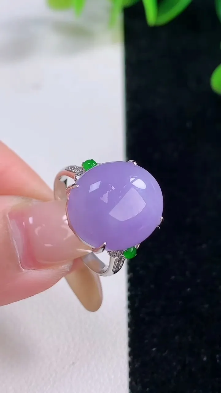 天然A货翡翠18K金紫罗兰蛋面戒指，尺寸17.8-15.4-12.8-9，重量:5.19g2025年11月20日
工厂直销收藏佳品,种好水足，色泽均匀，有种有色，上手高大气！