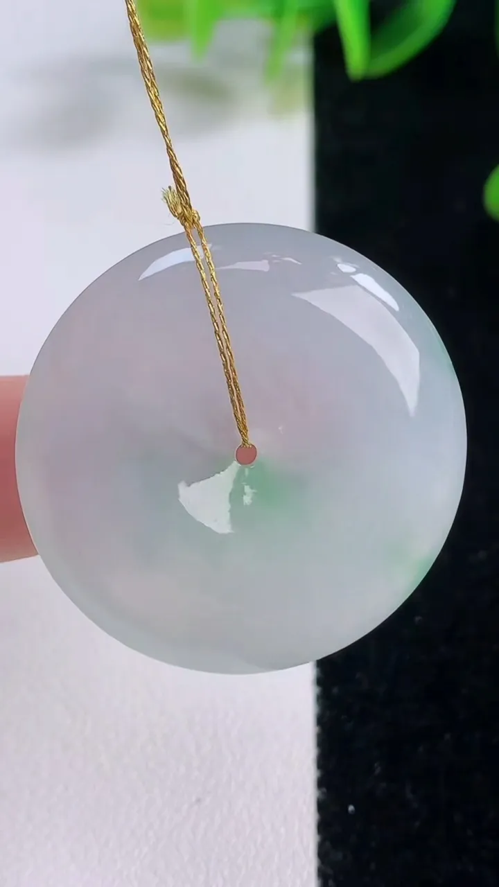 天然A货翡翠平安扣吊坠，尺寸32-6，重量:13.27g
11月20日