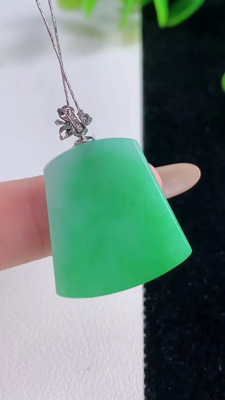天然A货翡翠无事牌吊坠，尺寸23.2-21.5-5.5，重量:6.55g
11月20日