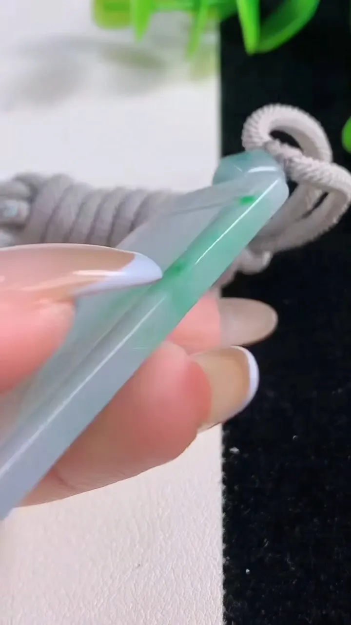 天然A货翡翠仿古无事牌吊坠，尺寸54-29.3-5.3，重量:27.66g
11月20日