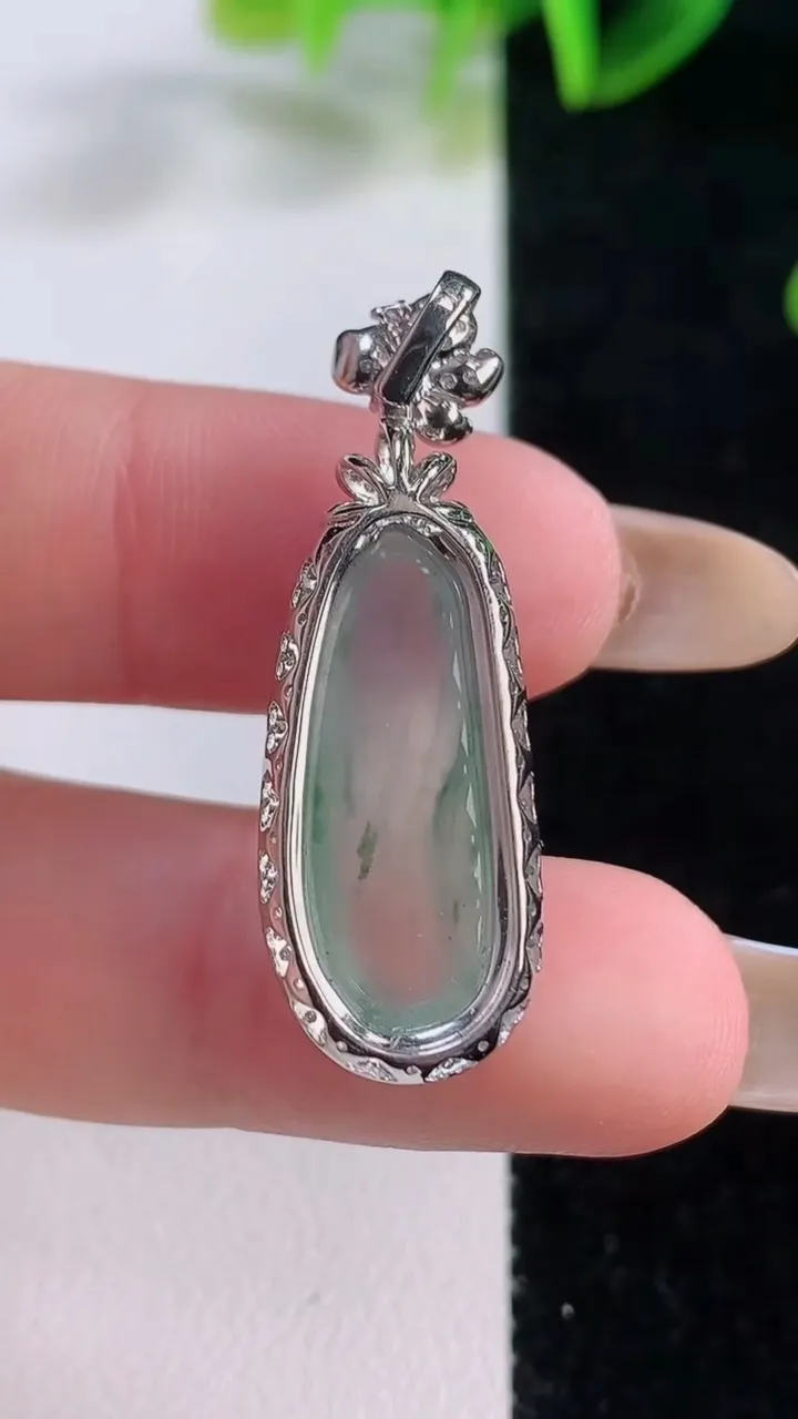 天然A货翡翠种飘花福瓜吊坠，尺寸34.6-12-8.8，裸石22.2-8.2重量:4.01g
11月20日