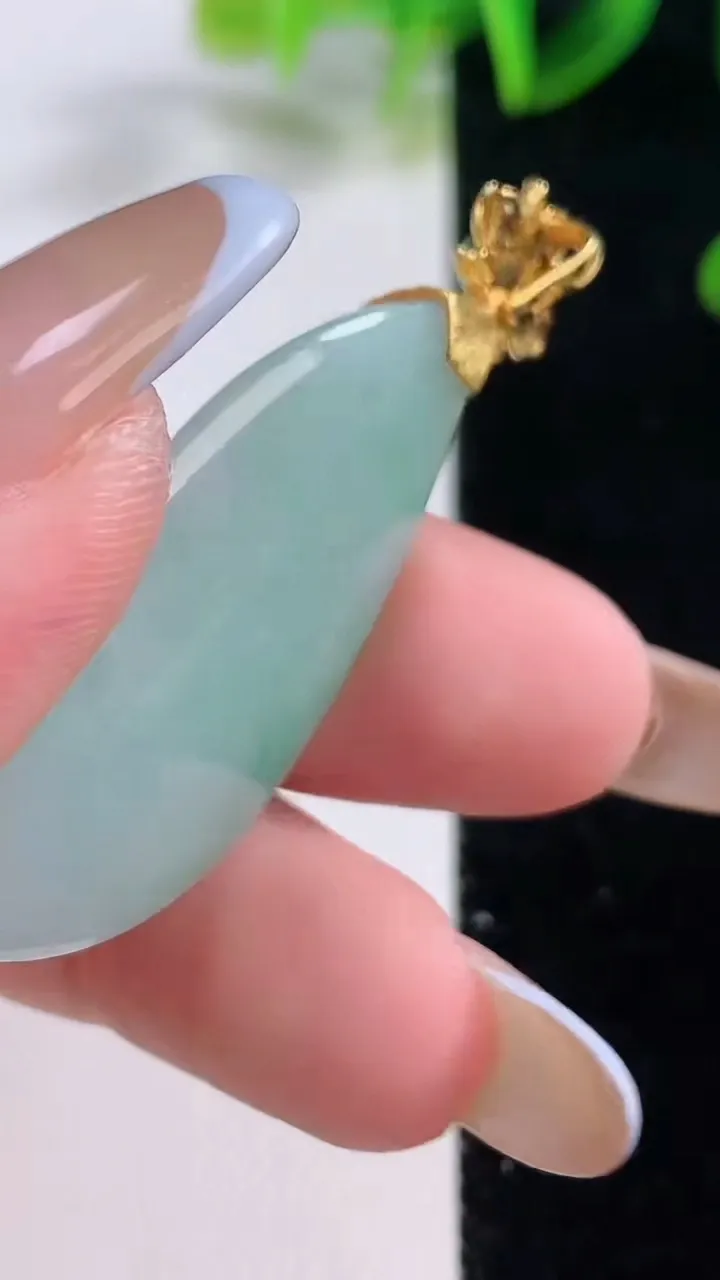 天然A货翡翠随形吊坠，尺寸40.5-17.8-11.7，重量:11.98g
11月20日