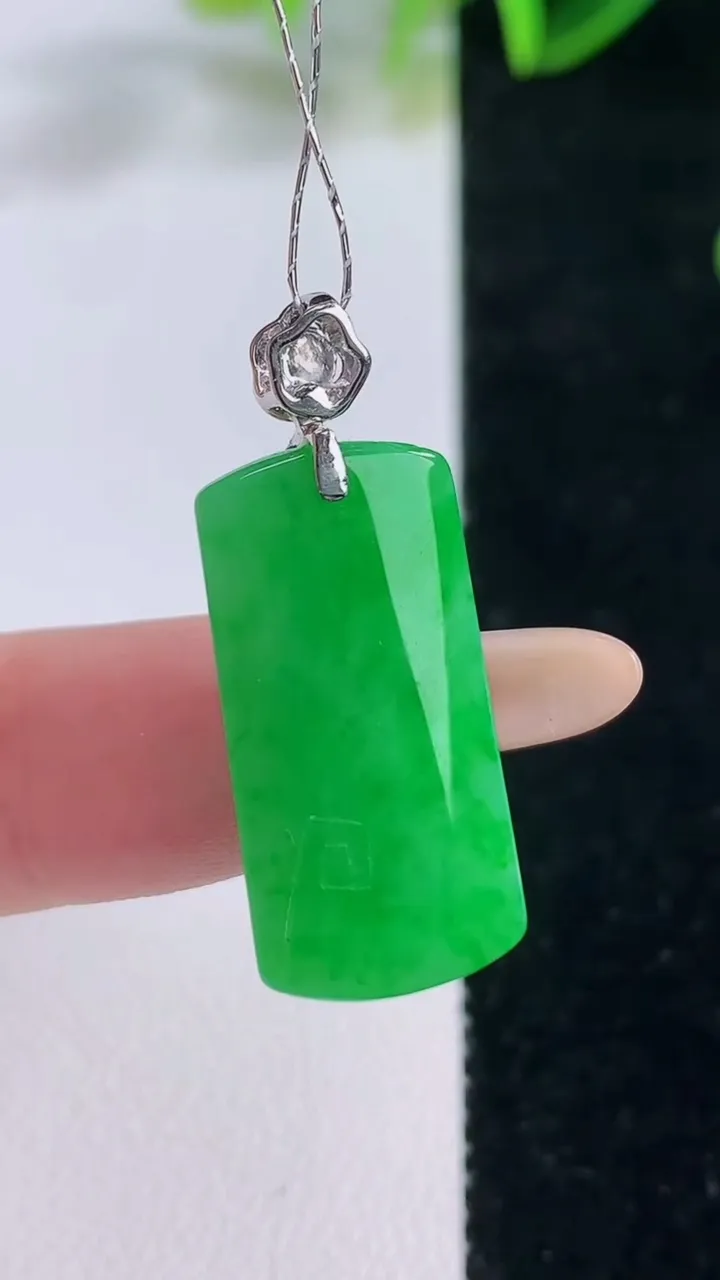 天然A货翡翠无事牌吊坠，尺寸23.7-11.7-4.7，重量:3.81g
11月20日