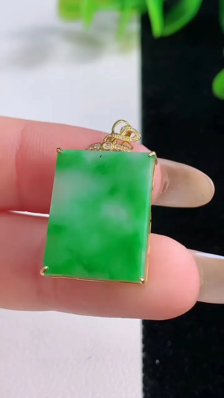 天然A货翡翠无事牌吊坠，尺寸19.2-14.5-4.5，重量:2.25g
11月20日