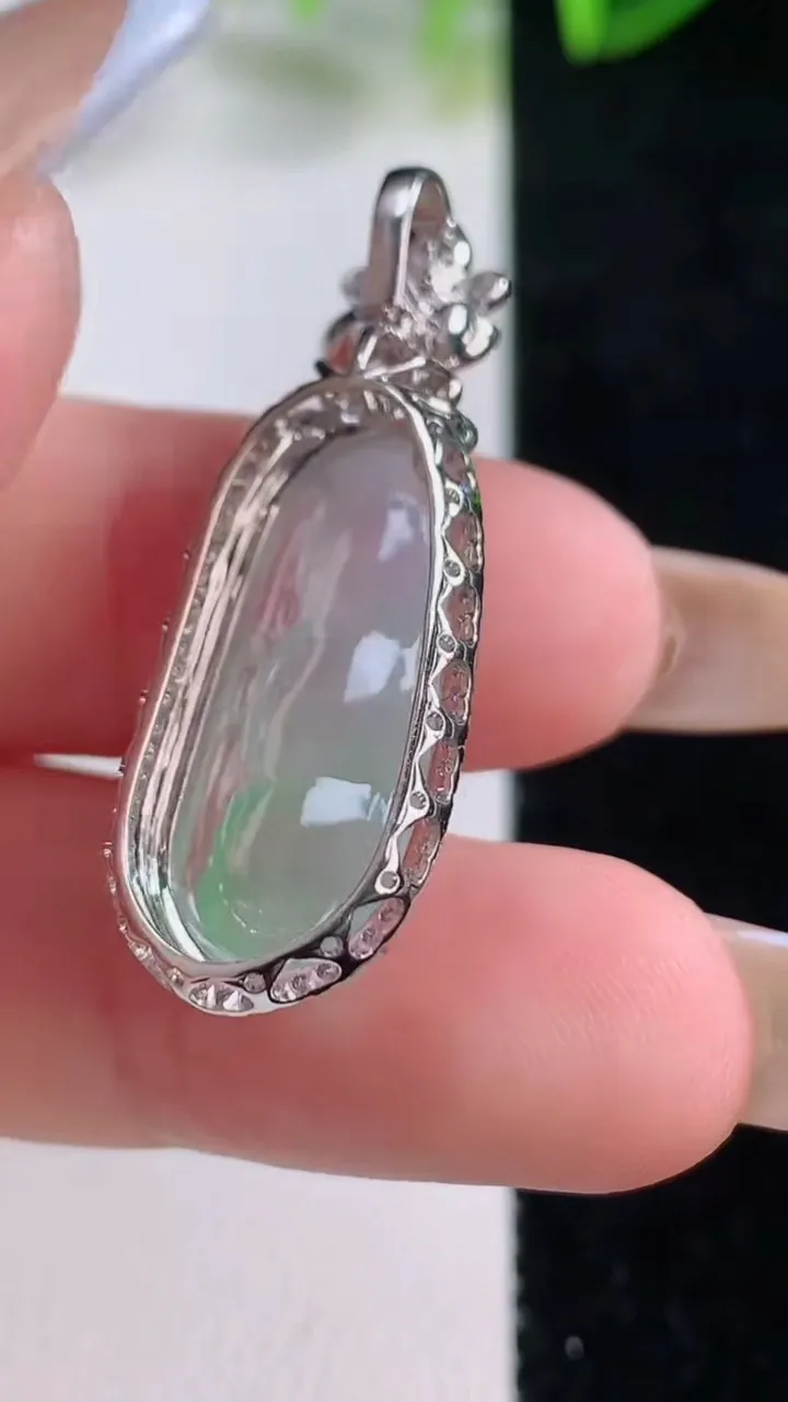 天然A货翡翠福豆吊坠，尺寸35.3-15.8-8.6，裸石22.6-9.3重量:3.89g
11月20日