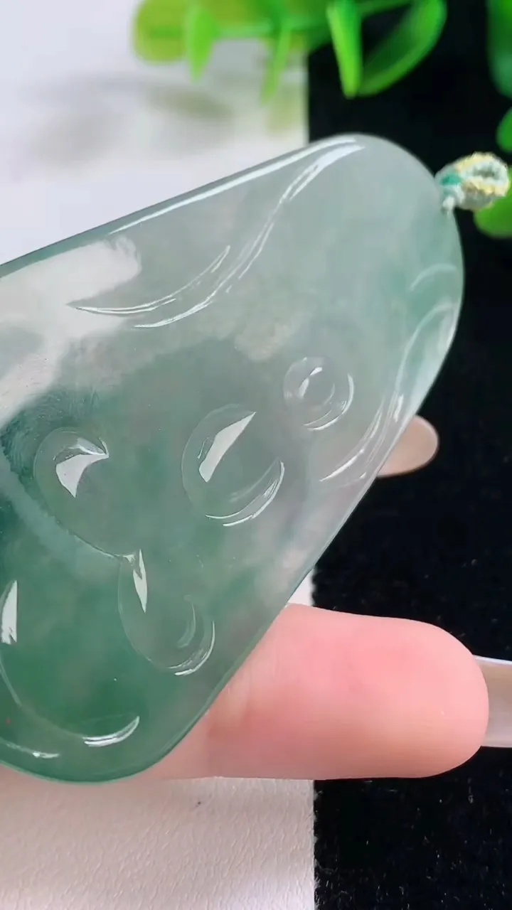 天然A货翡翠种飘花阿弥陀佛吊坠，尺寸68.5-41-5.4，重量:29.35g
11月20日