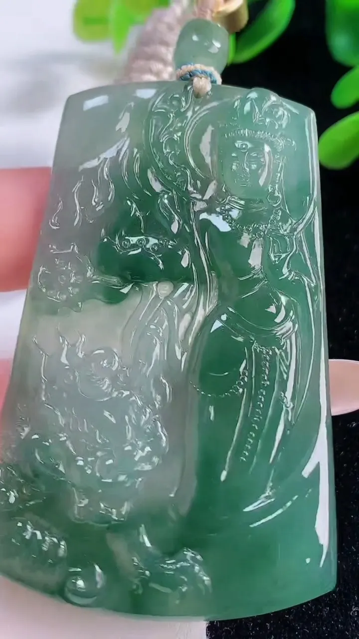 天然A货翡翠大势至菩萨吊坠，尺寸67.5-42-5.4，重量:43.07g
11月20日