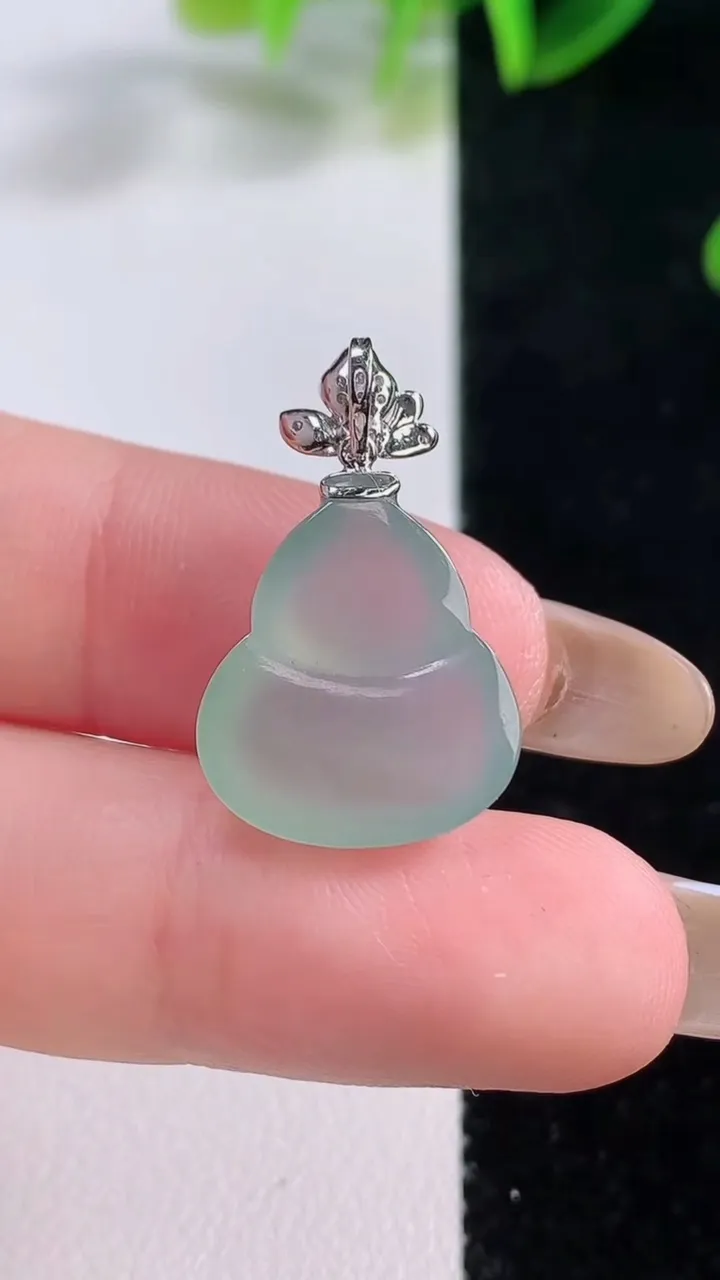 天然A货翡翠种白冰葫芦吊坠，尺寸17-15-4.7，重量:2.45g
11月20日