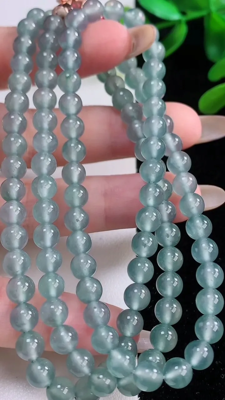 天然A货翡翠圆珠项链，尺寸5.6-108颗，重量:41.78g
11月20日