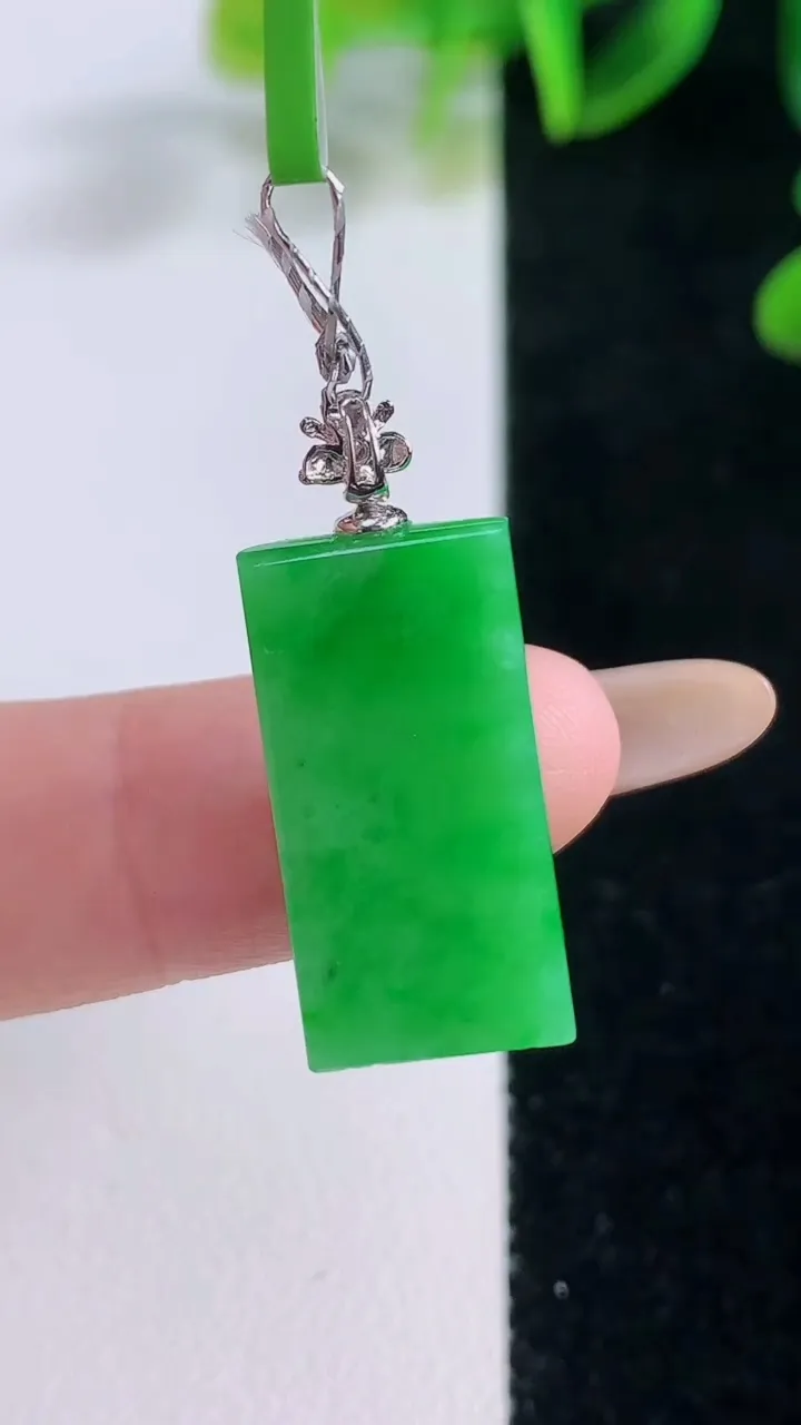 天然A货翡翠无事牌吊坠，尺寸22-11-4，重量:3.57g
11月20日