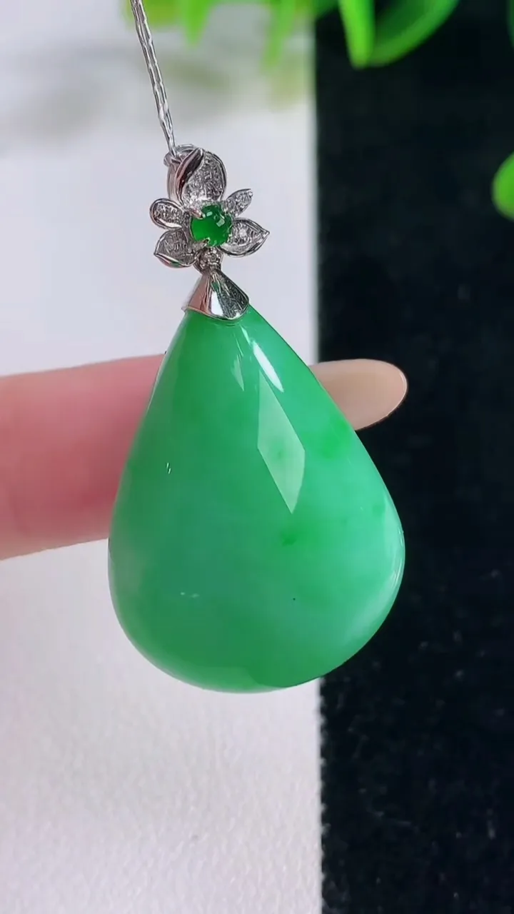 天然A货翡翠水滴吊坠，尺寸28.5-21.2-9.5，重量:10.00g
11月20日