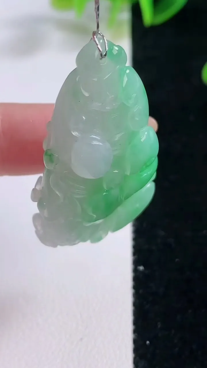 天然A货翡翠白菜吊坠，尺寸45.2-24.5-10.3，重量:17.79g
11月20日