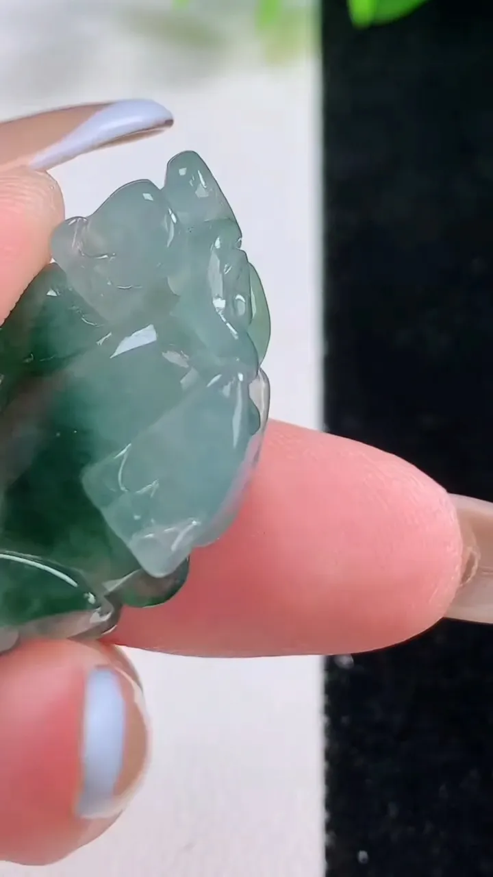 天然A货翡翠飘花貔貅吊坠，尺寸33.4-17.5-11.7，重量:13.66g
11月20日