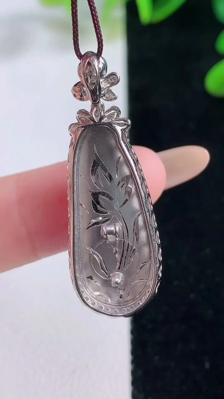 天然A货翡翠18K金紫罗兰福豆吊坠，尺寸35.4-12.5-7.3裸石25.2-10.2重量:4.85g
11月20日