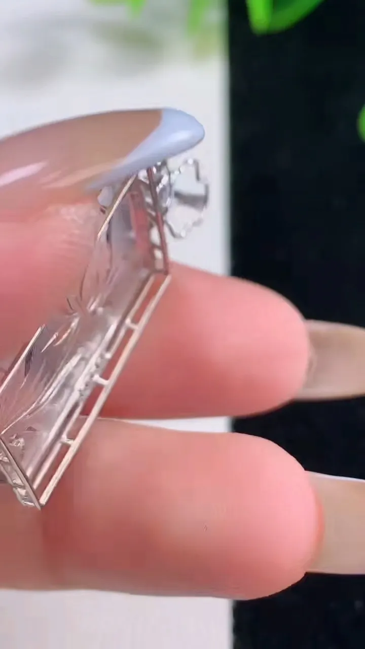 天然A货翡翠无事牌吊坠，尺寸33-18.2-5.3，裸石24.5-16.7重量:5.64g
11月20日