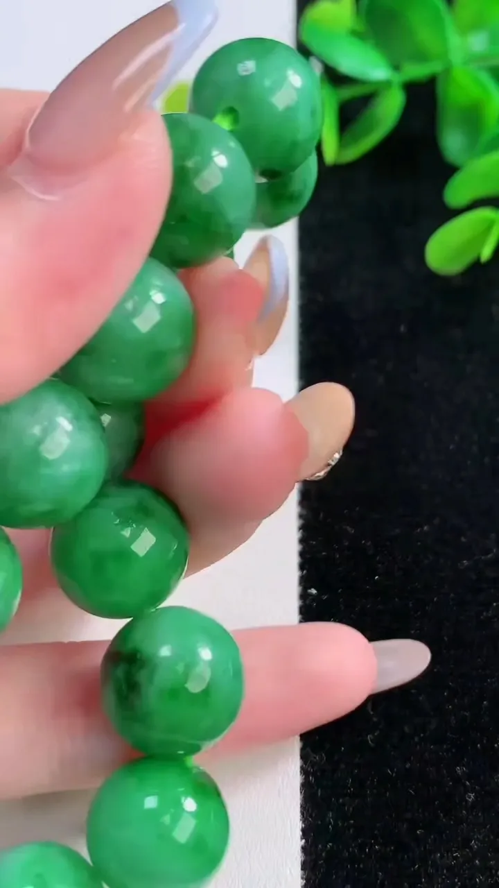 天然A货翡翠圆珠手串，尺寸14-15颗，重量:73.46g11月20日
工厂直销收藏佳品,种好水足，色泽均匀，有种有色，上手高大气！