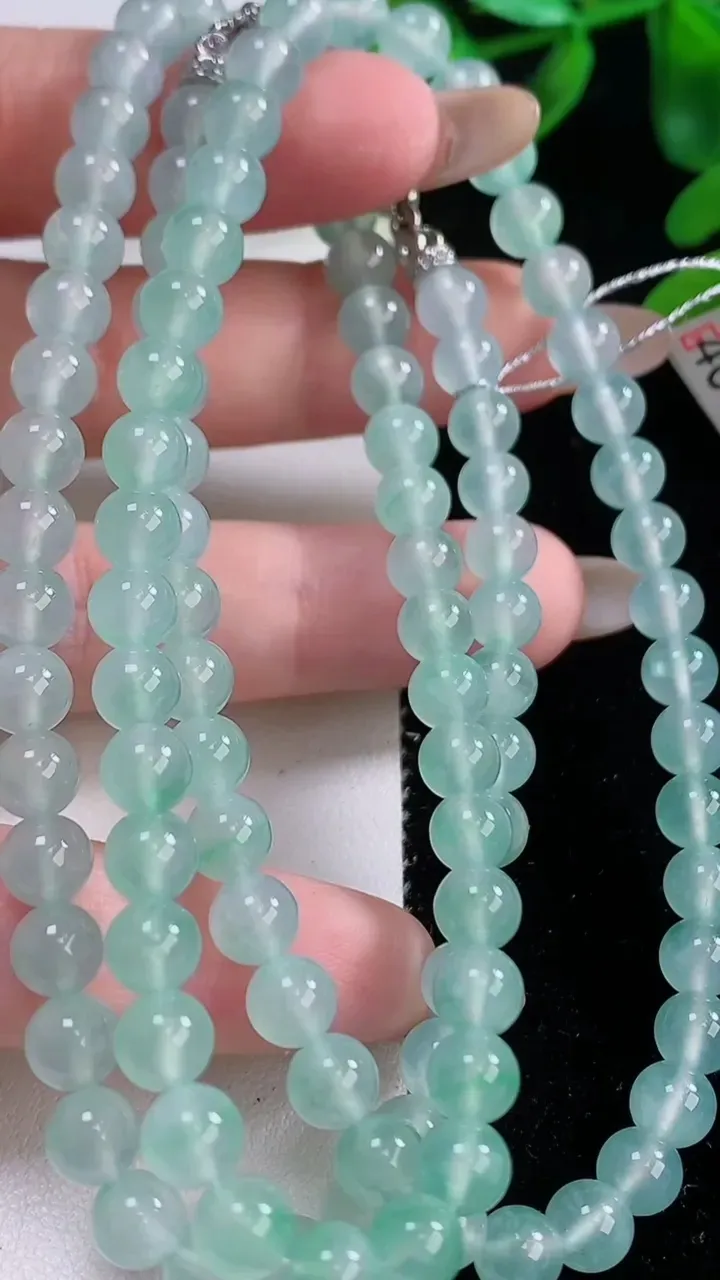 天然A货翡翠圆珠项链，尺寸5.7-108颗，重量:41.60g
11月20日