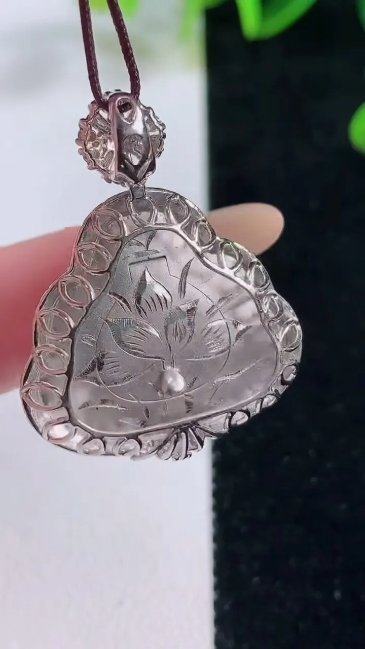 天然A货翡翠18K金紫罗兰佛公吊坠，尺寸32.3-24.8-9，裸石20.2-22.5重量:8.18g
11月20日