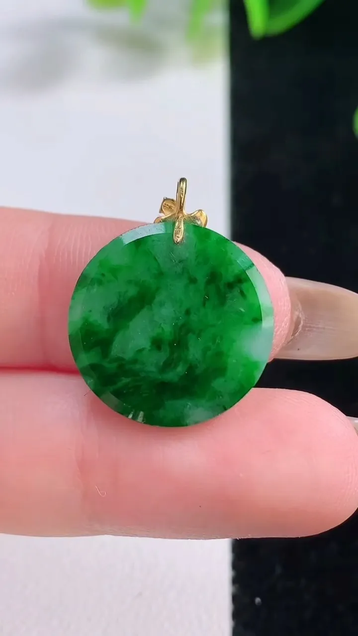 天然A货翡翠无事牌吊坠，尺寸18-2.6，重量:2.38g
11月20日