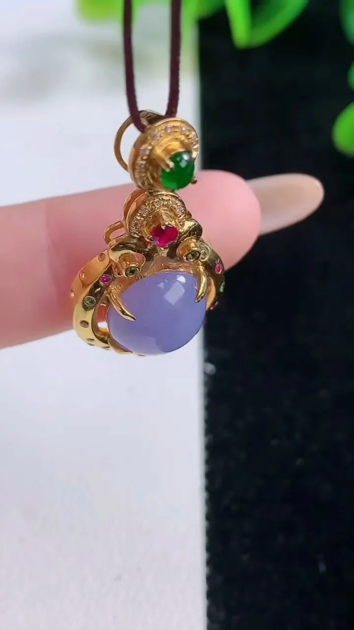 天然A货翡翠18K金紫罗兰蛋面吊坠，尺寸31.5-15.2-7.7，裸石9.6-9.5重量:4.15g
11月20日