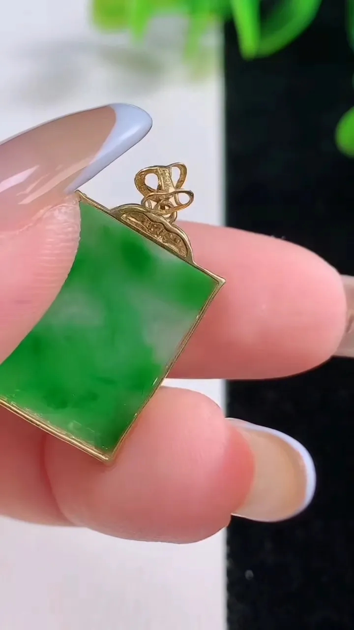 天然A货翡翠无事牌吊坠，尺寸19.2-14.5-4.5，重量:2.25g
11月20日