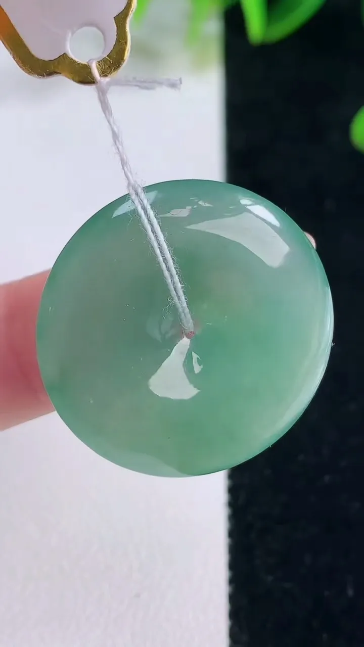 天然A货翡翠平安扣吊坠，尺寸27-5.8，重量:8.51g
11月20日