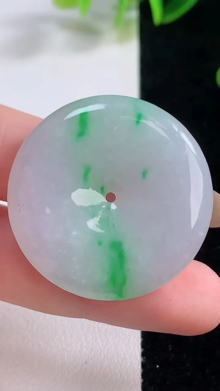 天然A货翡翠平安扣吊坠，尺寸34-5.7，重量:14.57g
11月20日