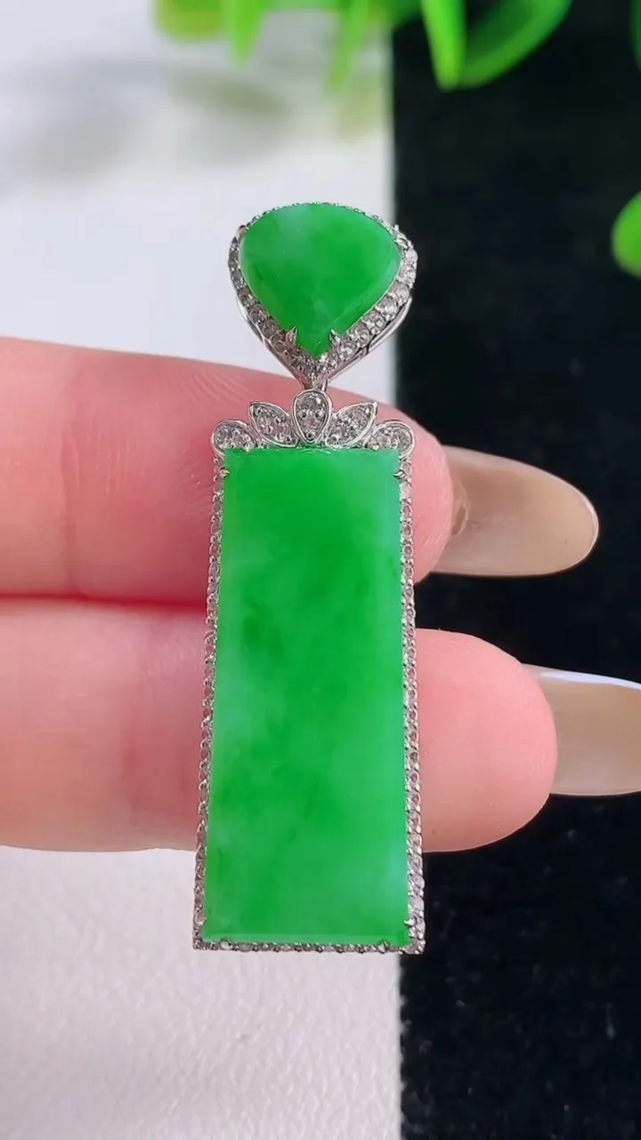 天然A货翡翠无事牌吊坠，尺寸42.2-12.6-5，裸石26.7-11.5重量:4.67g
11月20日