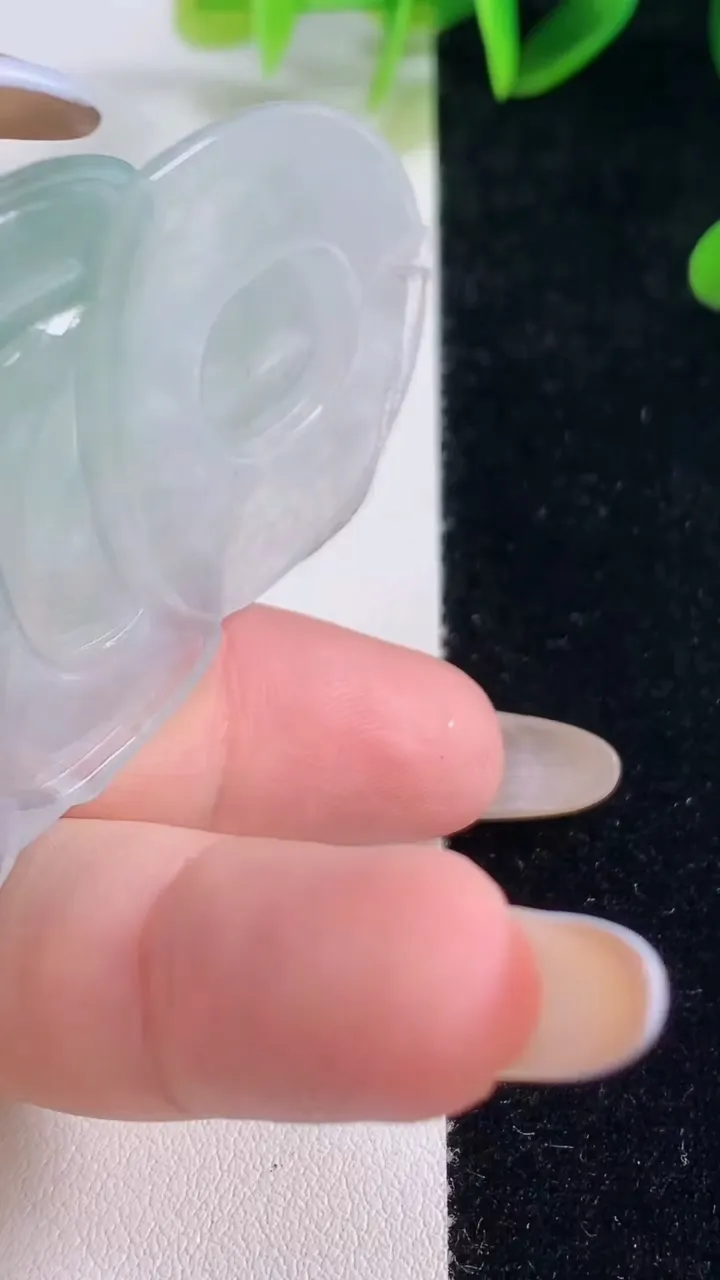 天然A货翡翠观音菩萨吊坠，尺寸69.6-42.5-5.6，重量:31.40g
11月20日