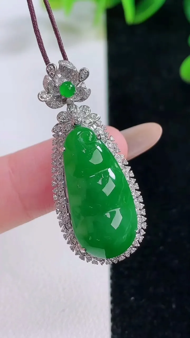 天然A货翡翠福豆吊坠，尺寸36.7-15-9.5，裸石24-11重量:5.62g
11月20日