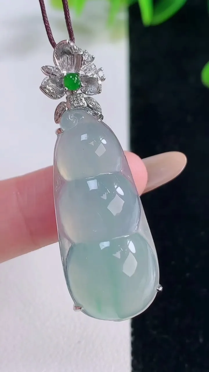 天然A货翡翠福豆吊坠，尺寸45-34-15.2-10.7，重量:8.19g
11月20日