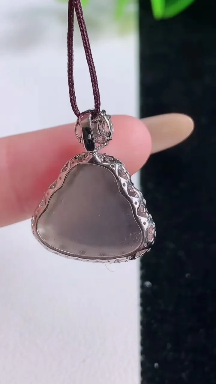 天然A货翡翠种白冰佛公吊坠，尺寸21.8-18.3-6.2，裸石13.8-16.2重量:2.90g
11月20日