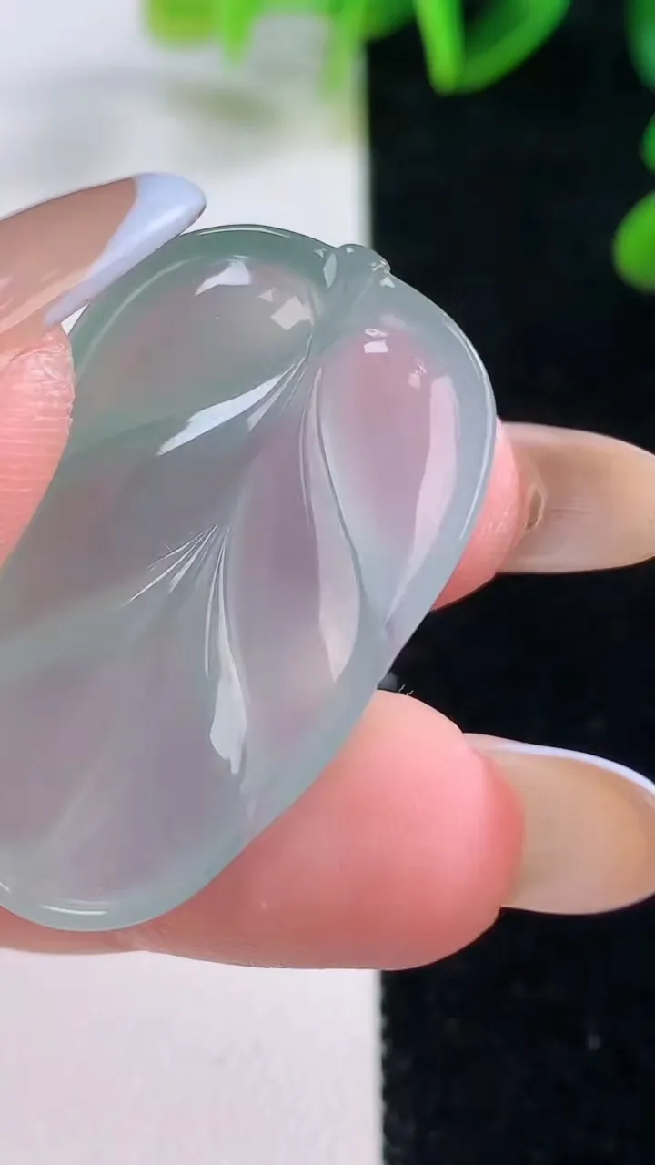 天然A货翡翠金枝玉叶 叶子吊坠，尺寸35-21.4-5.6，重量:8.22g
11月20日