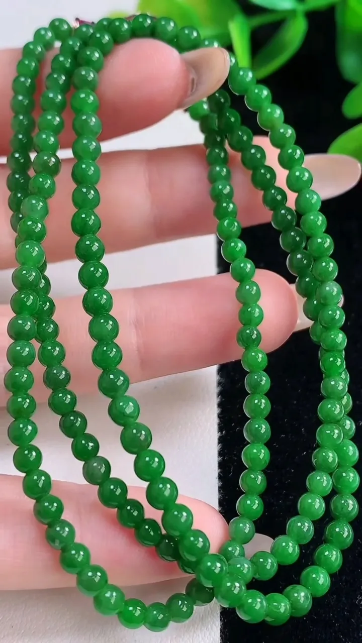 天然A货翡翠小米珠项链，尺寸3.7-166颗，重量:16.57g11月20日
工厂直销收藏佳品,种好水足，色泽均匀，有种有色，上手高大气！