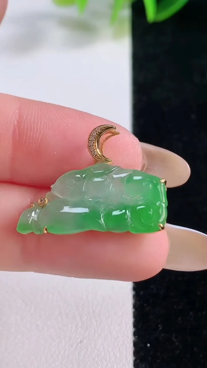 天然A货翡翠生肖兔吊坠，尺寸11-25-3.2，重量:2.56g
11月20日