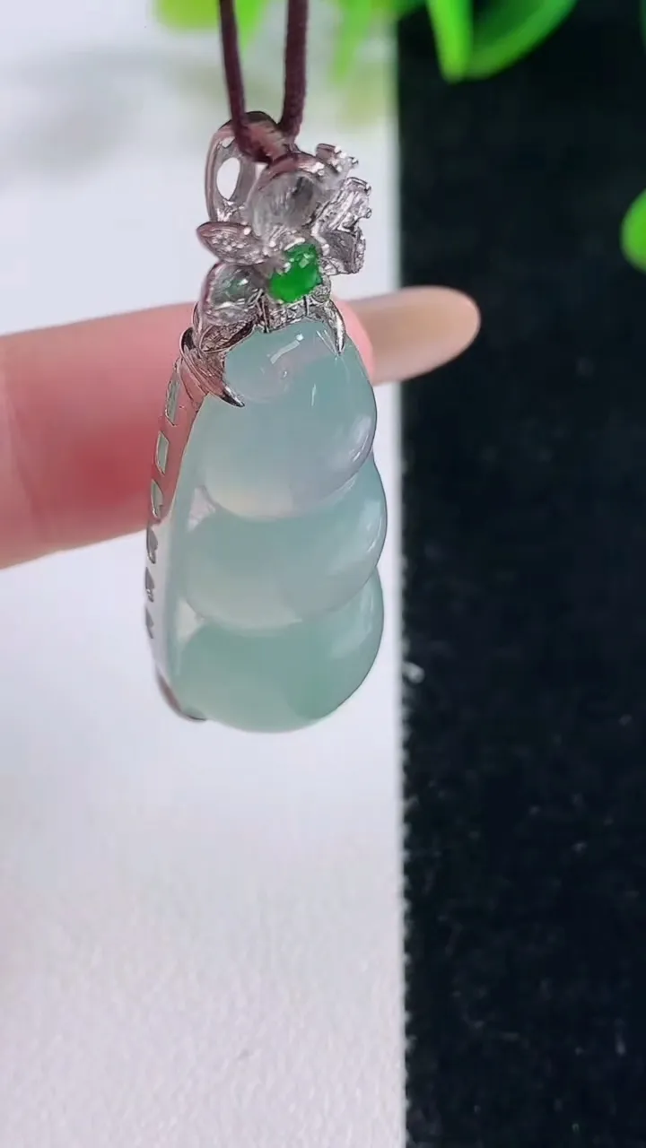 天然A货翡翠福豆吊坠，尺寸45-34-15.2-10.7，重量:8.19g
11月20日