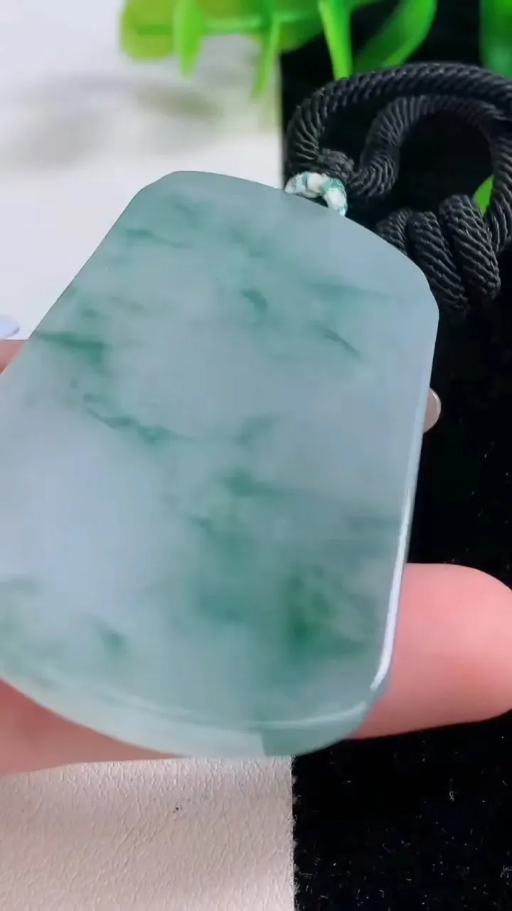 天然A货翡翠种飘花仿古无事牌吊坠，尺寸56-38.4-6.2，重量:36.09g
11月20日