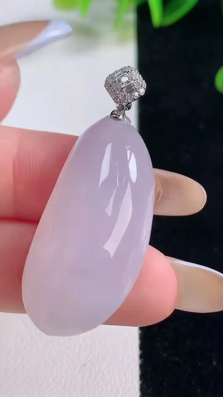 天然A货翡翠种白冰福瓜吊坠，尺寸35-17.5-9，重量:10.42g
11月20日