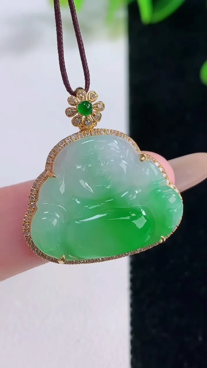 天然A货翡翠佛公吊坠，尺寸26.5-24.3-6，裸石17.8-22.4重量:5.16g
11月20