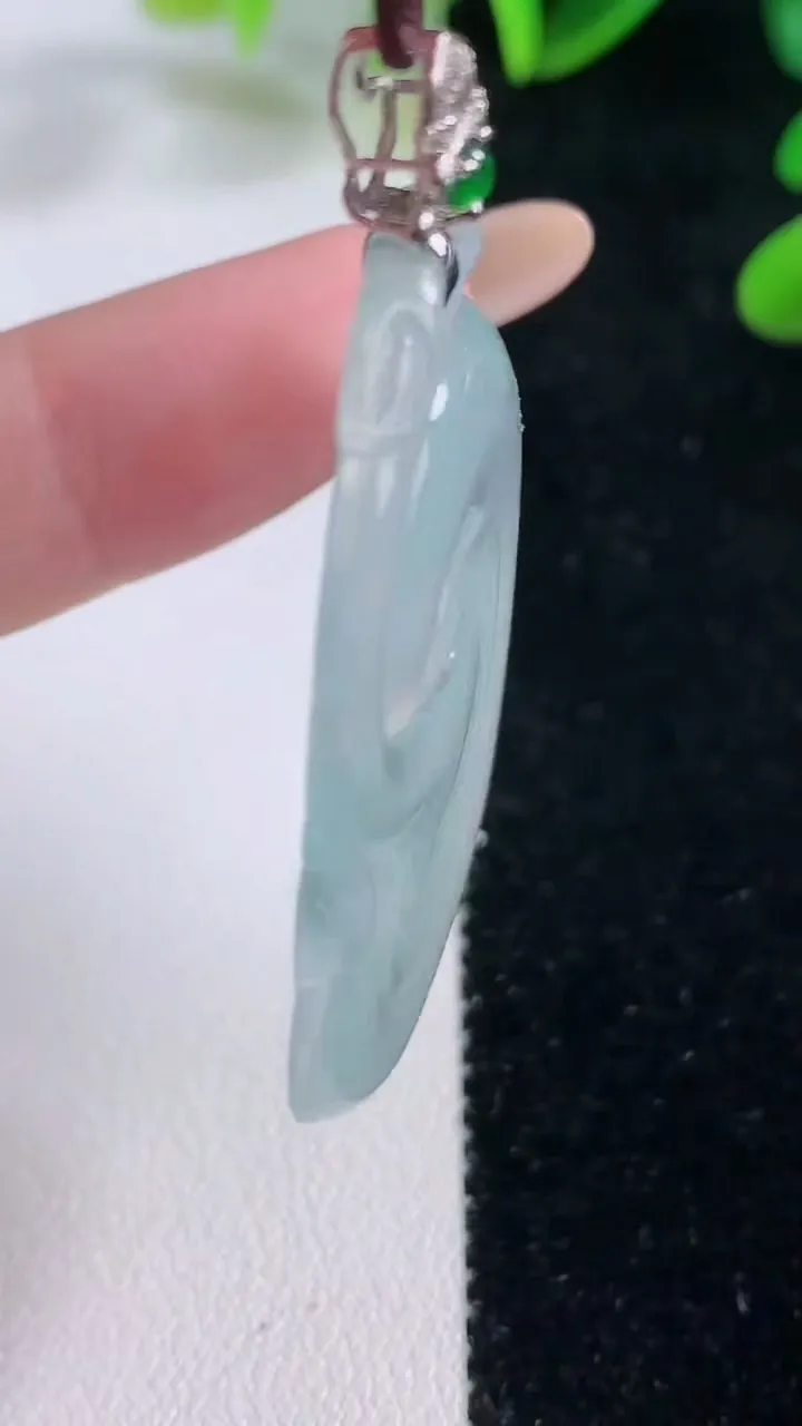 天然A货翡翠如意吊坠，尺寸45-27-5.7，重量:13.32g
11月20日