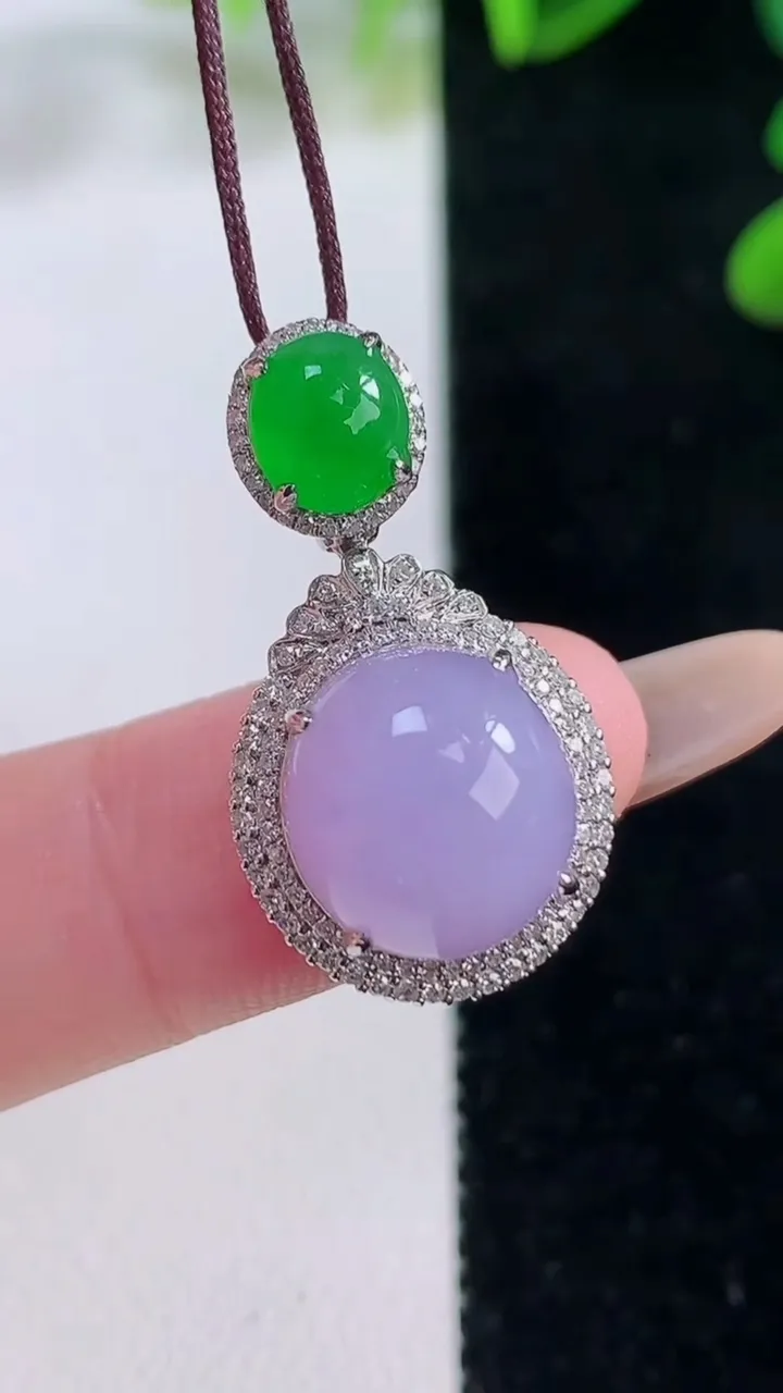 天然A货翡翠18K金紫罗兰蛋面吊坠，尺寸26.3-14-11，裸石11.5-10.5重量:3.58g
11月20日