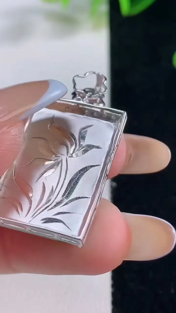 天然A货翡翠无事牌吊坠，尺寸33-18.2-5.3，裸石24.5-16.7重量:5.64g
11月20日