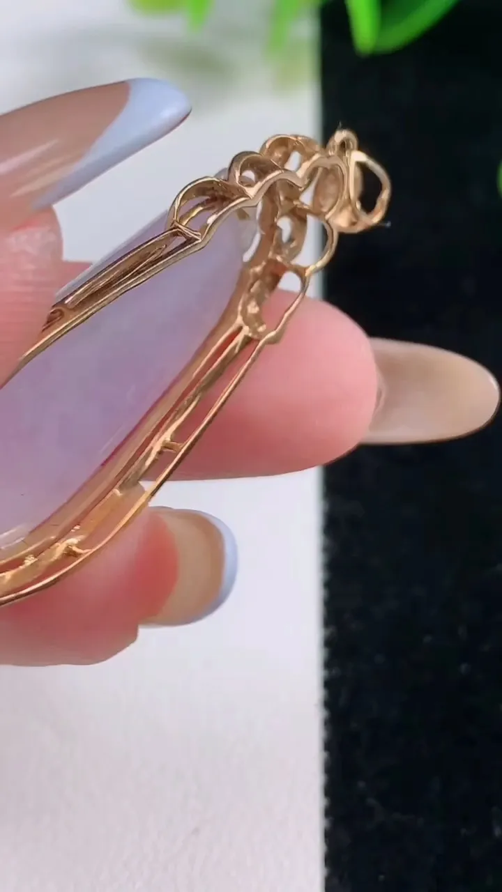 天然A货翡翠18K金紫罗兰福瓜吊坠，尺寸45.4-16.4-8.8，裸石33-13.3重量:7.26g
11月20日