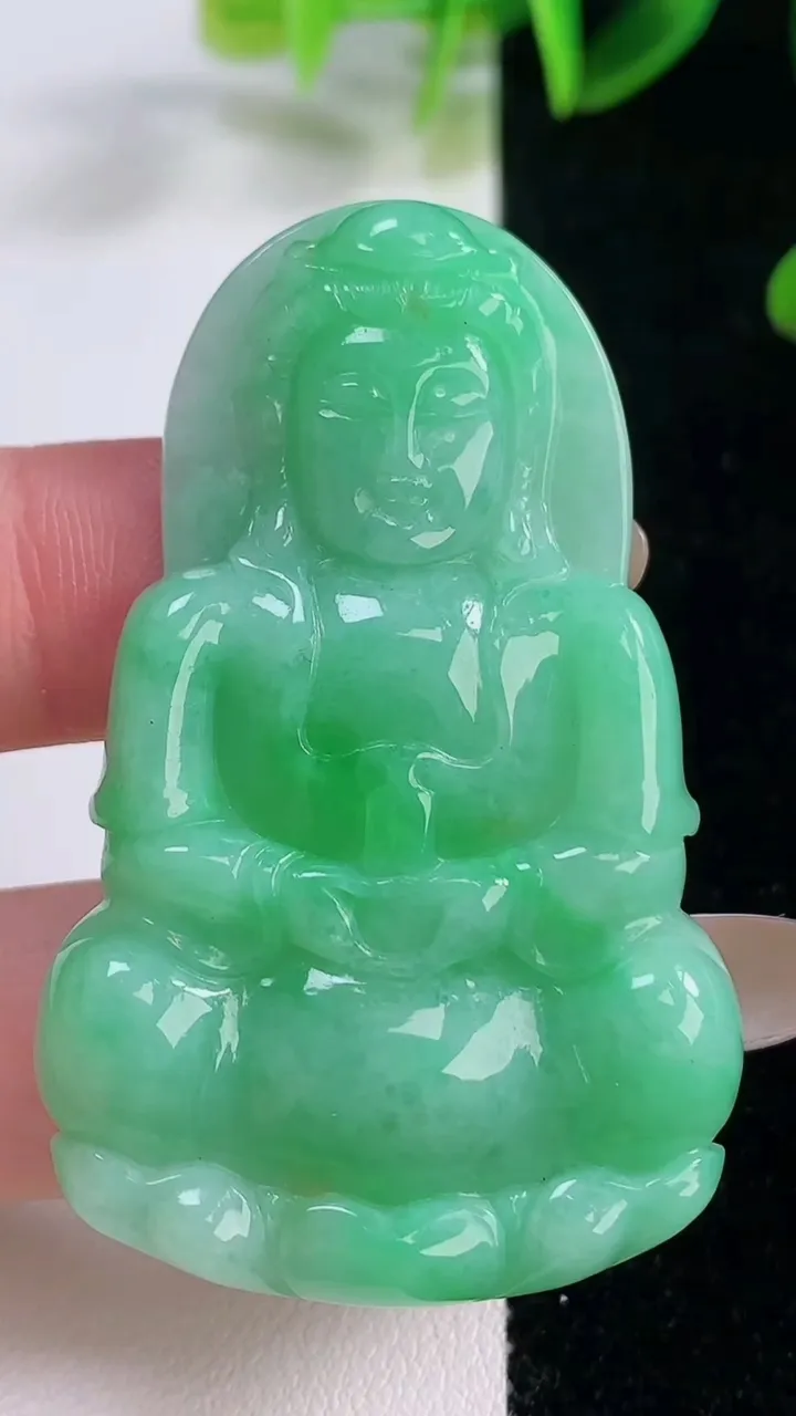 天然A货翡翠观音菩萨吊坠，尺寸53.6-34.4-5.8，重量:20.30g
11月20日